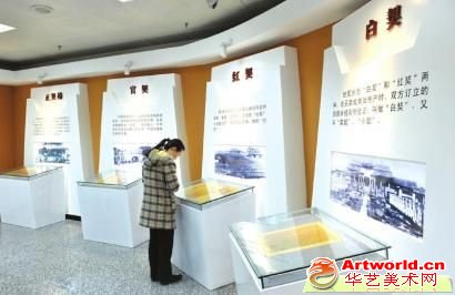 市民参观陈列馆。（图片由房管局提供）