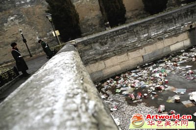 2月25日，故宫外筒子河，大量的垃圾布满结冰的河面。管理方称，有些游客无视垃圾桶，将垃圾顺手扔入河中。侯少卿 摄