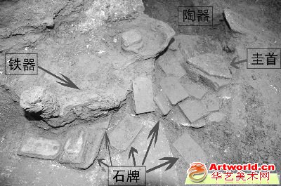 曹操墓出土的石牌、铁器、陶器叠压关系