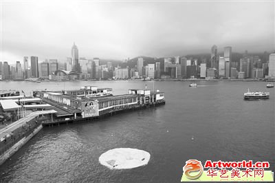 香港维港橡皮“小黄鸭”漏气变一摊“鸭蛋黄”。  　　图/CFP