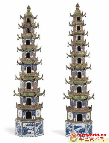 此次上拍的一对粉彩描金玲珑塔，制作于1750年至1800年间，估价25万至30万英镑。