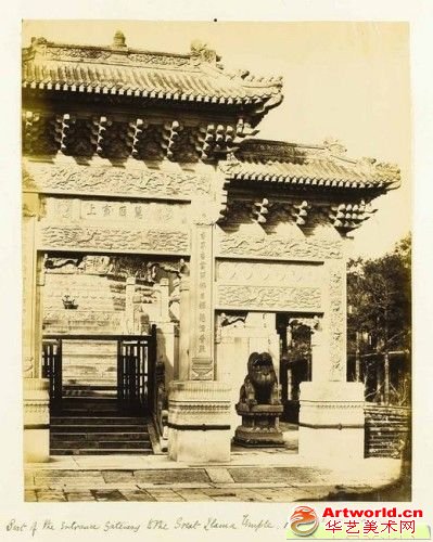 比托于1860年代拍摄的雍和宫正门。