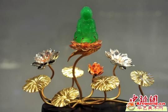 本次鉴赏展的中最为昂贵的翡翠“观音王·珏”，据悉该翡翠身价在数亿元人民币之间。　张云　摄