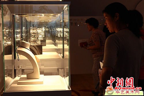6月15日，某品牌顶级翡翠鉴赏展在山西太原开启，总价值近百亿元的顶级翡翠在此亮相，立即成为现场观众和媒体及收藏家们关注的焦点。张云　摄
