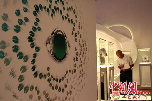 6月15日，某品牌顶级翡翠鉴赏展在山西太原开启，总价值近百亿元的顶级翡翠在此亮相，立即成为现场观众和媒体及收藏家们关注的焦点。张云　摄