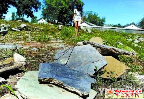 出土地砖被晒后崩裂摄影/本报记者　袁艺