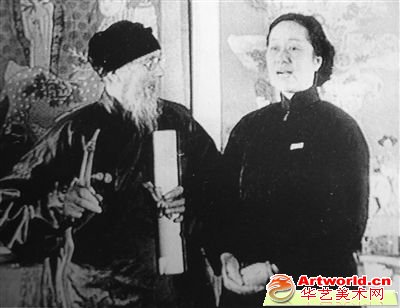 老舍夫人胡絜青在齐白石93岁寿宴上致词。