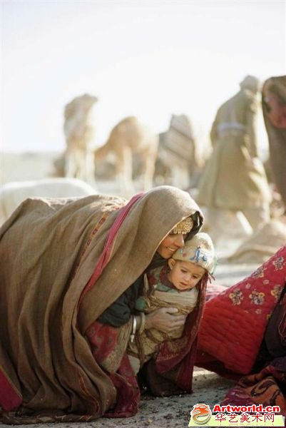 阿富汗库奇妇女抱起孩子。影师 Thomas J. Abercrombie