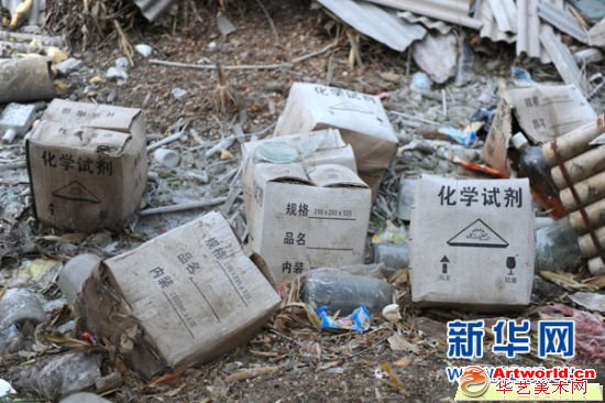 阜新蒙古族自治县那力闪村的一条河沟里堆放着标有化学试剂字样的纸箱（6月24日摄）。新华社记者潘昱龙摄